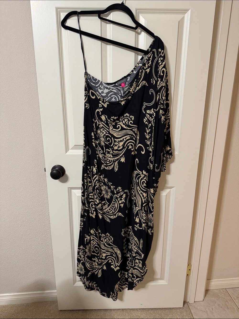 Vince Camuto Black and Cream One-Shoulder Dress